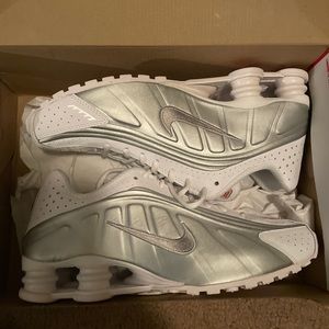 Brand new Nike shoe r4 men’s sz 8.5 women’s sz 10